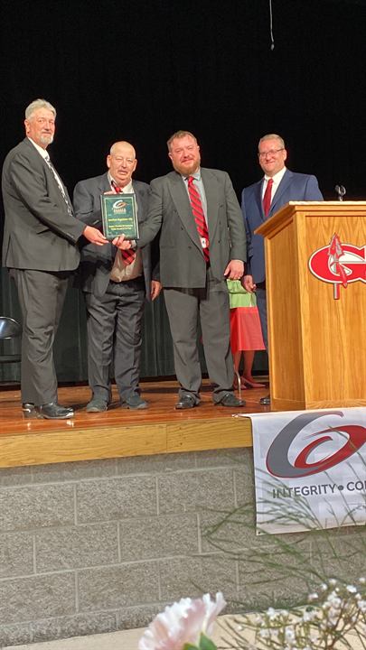 American Regulators USA receives an award on stage